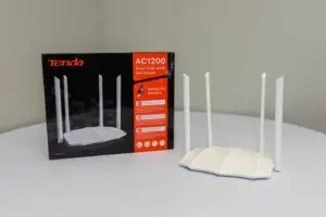 White Tenda AC1200 Wi-Fi router and box